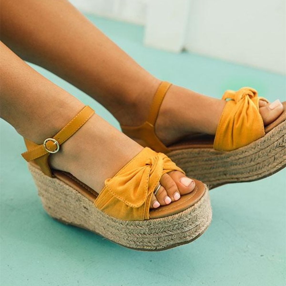 The Giselle Bow Wedge in Mustard - EUC Sz 8.5